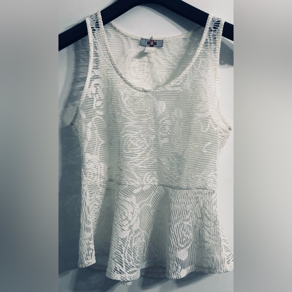 Women’s Lace Top sleeveless crewneck peplum pull over cream. M